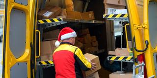 Für Paketboten ist das Weihnachtsfest mit viel Stress verbunden. (Foto: picture alliance/dpa | Jonas Walzberg)