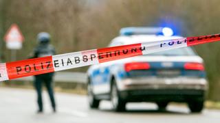 Polizeibeamte stehen an einer Absperrung an der Kreisstraße 22, rund einen Kilometer von dem Tatort entfernt, an dem zwei Polizeibeamte durch Schüsse getötet wurden (Foto: picture alliance/dpa | Sebastian Gollnow)