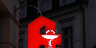 Symbolbild Apotheke. Das Schild einer Apotheke leuchtet über einer Eingangstür (Foto: picture alliance/dpa/dpa-Zentralbild | Soeren Stache)