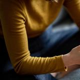 Eine junge Frau hält ein Smartphone in der Hand (Foto: picture alliance/dpa | Fabian Sommer)