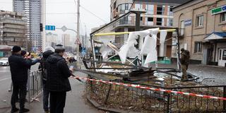 Menschen begutachten an einer Straße die Folgen des russischen Beschusses. (Foto: picture alliance/dpa/AP | Mikhail Palinchak)