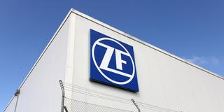 Logo der Firma ZF an einem Gebäude (Foto: picture alliance/dpa/dpa-Zentralbild | Bernd Wüstneck)