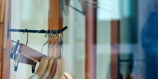 Leere Kleiderbügel hängen in einem geschlossenen Geschäft (Foto: picture alliance/dpa/dpa-Zentralbild | Jens Kalaene)