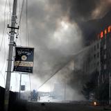 Feuerwehrleute löschen ein brennendes Gebäude nach einer Bombardierung in Kiew, Ukraine. (Foto: picture alliance/dpa/AP | Efrem Lukatsky)