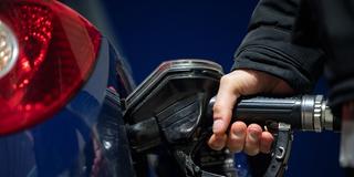 Jemand tankt sein Auto (Foto: picture alliance/dpa | Marijan Murat)