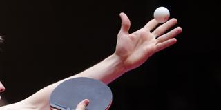 Aufschlag beim Tischtennis (Foto: picture alliance / augenklick/Jürgen Fromme /firo | Jürgen Fromme)