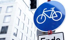 Das Verkehrsschild für einen Fahrradweg, darunter das Schild "Ende". (Foto: picture alliance / Flashpic | Jens Krick)