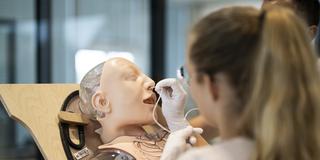 Medizinstudenten legen einer Übungspuppe eine Magensonde (Foto: picture alliance/KEYSTONE | GIAN EHRENZELLER)