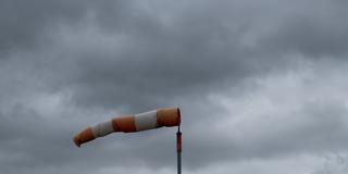 Ein Windsack weht bei stürmischem Wetter im Wind. (Foto: picture alliance/dpa | Silas Stein)