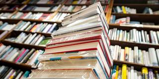 Zahlreiche Bücher liegen auf einem Stapel (Foto: picture alliance/dpa | Frank Rumpenhorst)