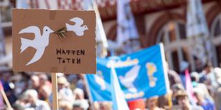 Demonstrierende bei einem Ostermarsch für den Frieden (Foto: picture alliance/dpa | Sebastian Gollnow)