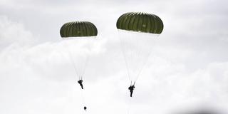Fallschirmjäger der Bundeswehr bei einer Übung (Foto: picture alliance/dpa | Frank Hormann)