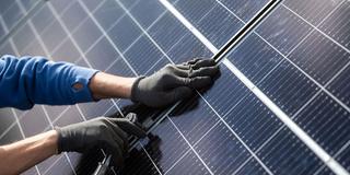 Photovoltaikmodule werden montiert (Foto: picture alliance/dpa | Marijan Murat)