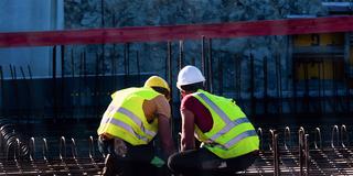 Arbeiter auf einer Baustelle (Foto: picture alliance/dpa | Julian Stratenschulte)