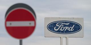 Das große Logo von Ford, das auf dem Parkplatz des Werks Saarlouis steht, mit einem Durchfahrt Verboten Schild davor.  (Foto: picture alliance/dpa | Oliver Dietze)