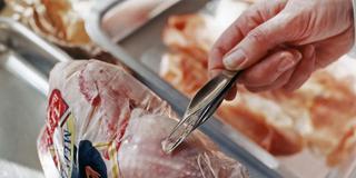 Lebensmittelkontrolle von tiefgekühlten Waren in einen Geschäft (Foto: picture alliance / JOKER | Mark Bugnaski)