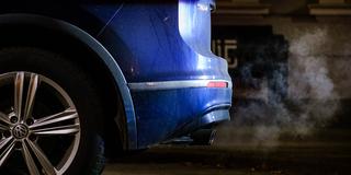 Aus dem Auspuff eines Autos mit Verbrennungsmotor kommen Abgase. (Foto: picture alliance/dpa | Ole Spata)