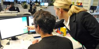 Managerin und Mann vorm Computer. (Foto: picture alliance / dpa | Tobias Kleinschmidt)