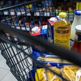 Verschiedene Lebensmittel in einem Einkaufswagen (Foto: picture alliance/dpa | Hendrik Schmidt)