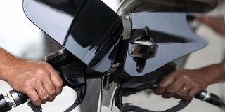 Ein Mann tankt sein Auto (Foto: picture alliance/dpa | Marijan Murat)