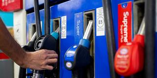 Ein Autofahrer hängt an einer Tankstelle eine Zapfpistole in die Zapfsäule.  (Foto: picture alliance/dpa | Lennart Preiss)