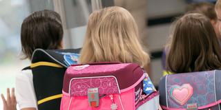 Kinder mit Schulränzen (Foto: picture alliance/dpa | Sebastian Gollnow)