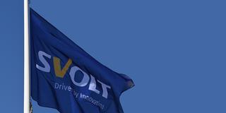 Eine Fahne mit dem Logo des Batterieherstellers SVolt (Foto: picture alliance/dpa | Patrick Pleul)