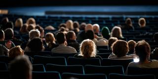 Besucher im Kinosaal während einer Filmvorsführung (Foto: picture alliance/dpa | Andreas Arnold)