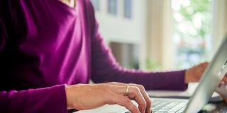 Jemand arbeitet an einem Computer (Foto: picture alliance/dpa | Finn Winkler)