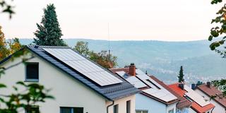 Solaranlagen auf den Dächern mehrerer Wohnhäuser (Foto: picture alliance/dpa | Bernd Weißbrod)