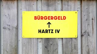 Symbolbild: Wechsel von Hartz IV zu Bürgergeld: Ein Pfeil zeigt auf einer Tafel von "Hartz IV" auf "Bürgergeld" (Foto: picture alliance / Zoonar | Smilla72!)