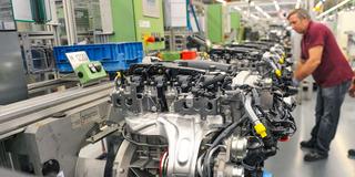 Verbrennermotoren in der Auto-Prdouktion (Foto: picture alliance / dpa | Franziska Kraufmann)
