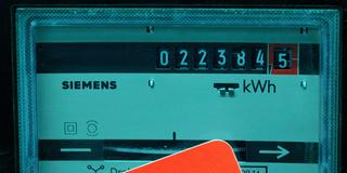 Die Mitteilung über die Sperrung des Stroms hängt am Stromzähler. (Foto: picture alliance / dpa | Jens Büttner)