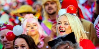 Menschen in Kostümen feiern Karneval (Foto: picture alliance/dpa | Rolf Vennenbernd)