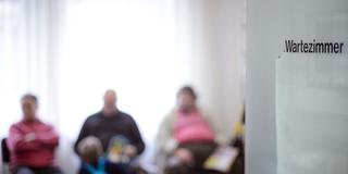 Patienten im Wartezimmer einer Arztpraxis (Foto: picture alliance/dpa | Sina Schuldt)