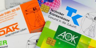 Karten verschiedener Krankenkassen (Foto: picture alliance / dpa | Maurizio Gambarini)