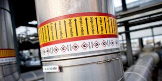 Rohre an einer technischen Anlage eines Gasspeichers (Foto: picture alliance/dpa | Hauke-Christian Dittrich)