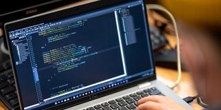 Programmcode ist auf einem Laptop-Bildschirm zui sehen (Foto: picture alliance/dpa | Fabian Sommer)