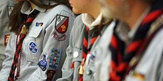 Pfadfinderinnen und Pfadfinder sitzen in ihren Uniformen zusammen (Foto: picture alliance/dpa | Marcus Brandt)