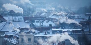 Qualm und Dampf steigt aus zahllosen Schornsteinen und Abzügen an einem kalten Wintermorgen (Foto: picture alliance/dpa | Jan Woitas)