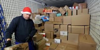 Symbolbild: ein Paketdienst-Fahrer mit Weihnachtsmütze (anonymisiert) (Foto: picture alliance/dpa | Bernd Wüstneck)
