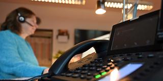 Mitarbeiterin in einer Giftnotrufzentrale (Foto: picture alliance/dpa | Martin Schutt)