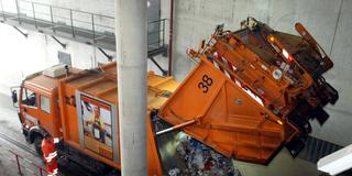 Ein Müllfahrzeug liefert Restmüll in einer Müllverbrennungsanlage an. (Foto: picture-alliance / dpa/dpaweb | Uli_Deck)