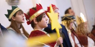 Sternsinger stehen während eines Empfangs Spalier (Foto: picture alliance/dpa | Marijan Murat)