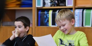 Kinder einer Grundschulklasse halten ihre Zertifikate in der Hand (Foto: picture alliance/dpa/CTK | Èerný Vít)