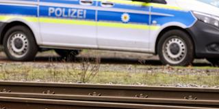 Ein Fahrzeug der Bundespolizei steht an der Bahnstrecke (Foto: picture alliance/dpa | David Young)