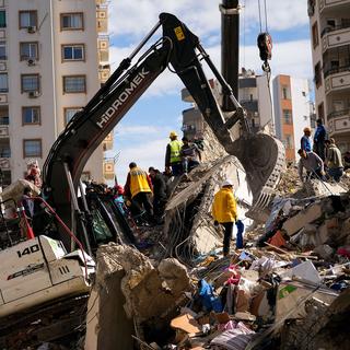 Rettungsteams suchen nach Menschen in einem zerstörten Gebäude nach schweren Erdbeben (Foto: picture alliance/dpa/AP | Francisco Seco)