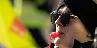 Frau mit Sonnenbrille und roter Trillerpfeife (Foto: picture alliance/dpa | Swen Pförtner)