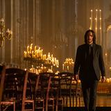 Ein Mann läuft durch einen dunklen Raum, der voller brennender Kerzen steht. Im Hintergrund ist ein Altar zu sehen. (Foto: picture alliance/dpa/Leonine/Lionsgate | Murray Close)