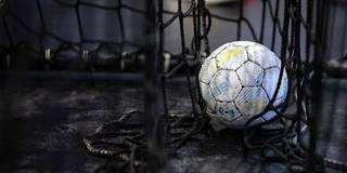 Ein Handball liegt im Tor-Netz (Foto: picture alliance/dpa | Tom Weller)